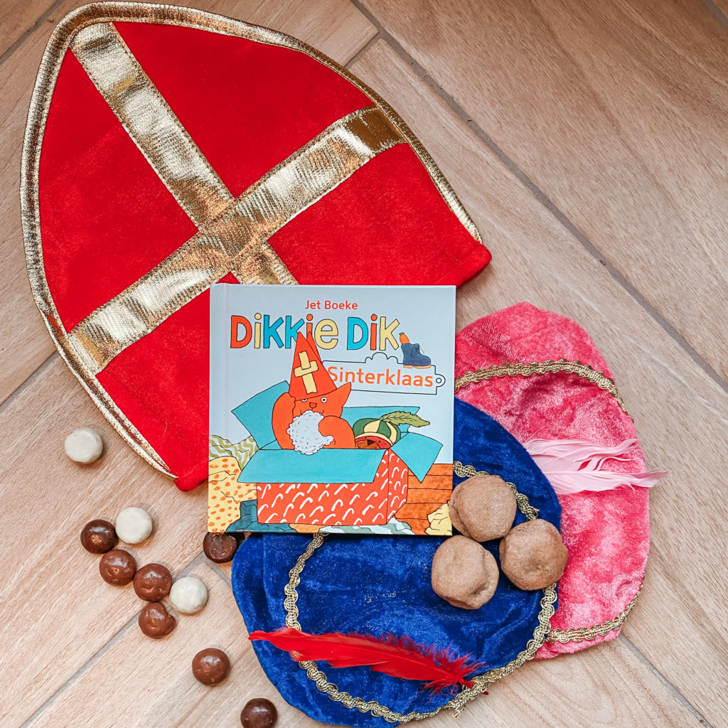 Een van de leukste kinderboeken over Sinterklaas: Dikkie Dik Sinterklaas is een fijn klein boekje met drie verhaaltjes over Dikkie Dik en Sinterklaas.