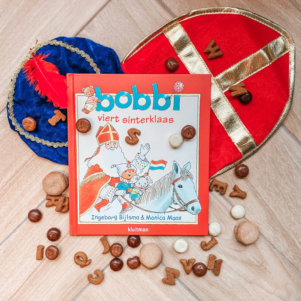Bobbi viert Sinterklaas is een leuk boekje met een klassiek Bobbi verhaal op rijm over Sinterklaas, echt een van de leukste kinderboeken over Sinterklaas!