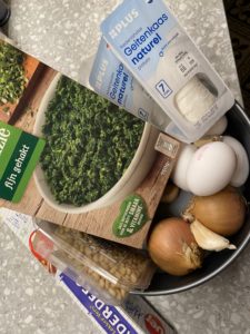 Ingrediënten en benodigdheden voor spinazietaart