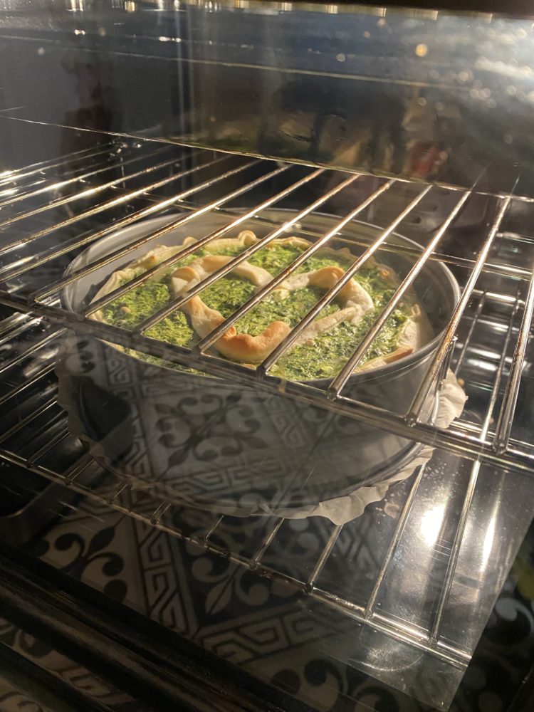 Kindvriendelijke spinazietaart in de oven.
